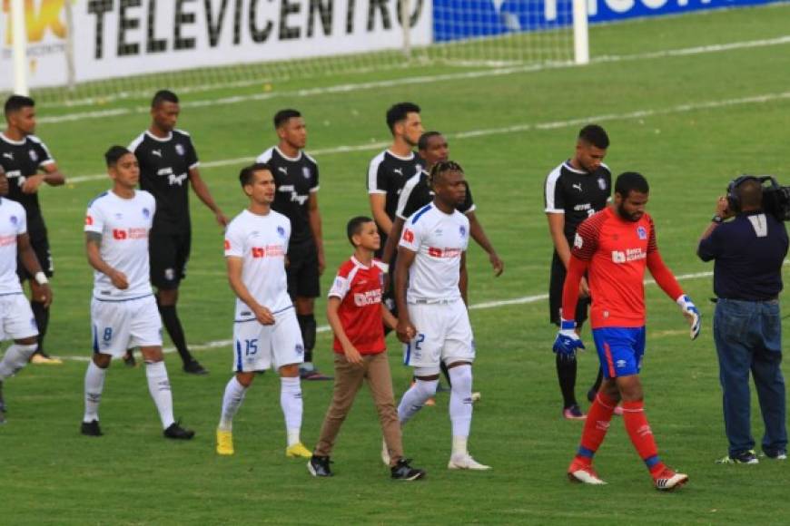 Los titulares de Olimpia y Honduras Progreso saliendo a la cancha del estadio Nacional previo al partido.