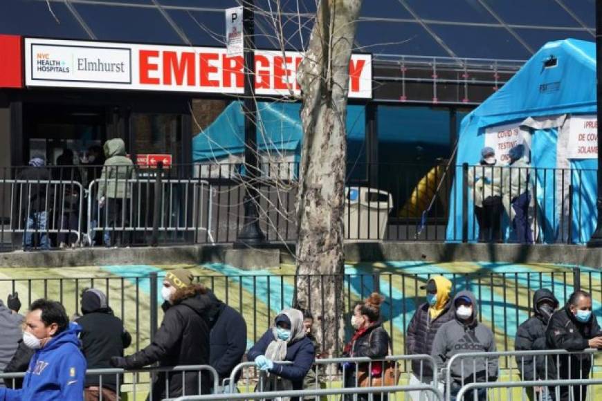 En tanto, cientos de ciudadanos hacen largas filas en las afueras de los principales hospitales de Nueva York con la esperanza de realizarse una prueba de coronavirus.