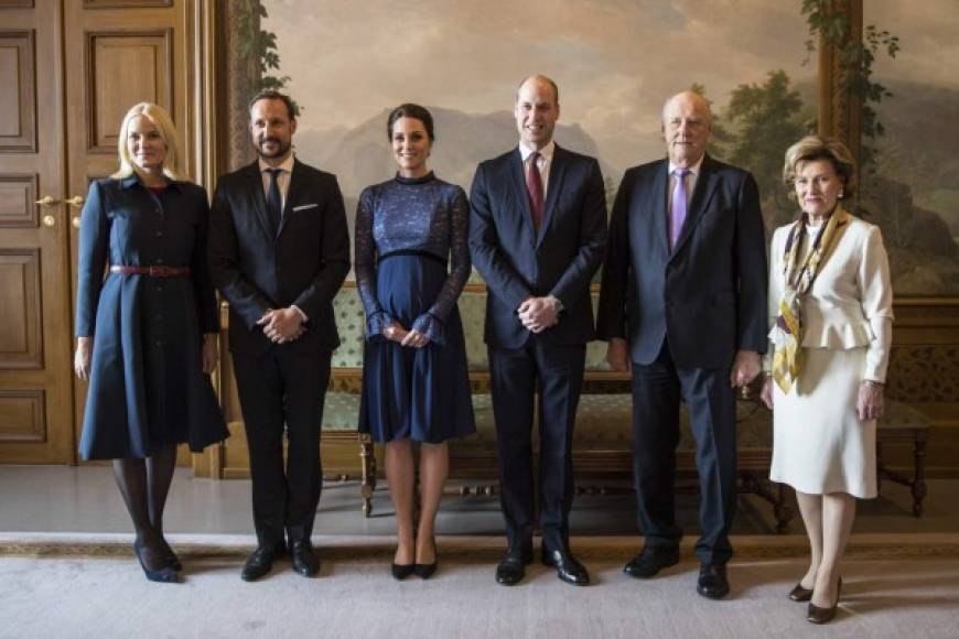 Durante su encuentro con la familia real noruega en el Palacio Real. Kate usó un vestido Seraphine 'Marlene'. El vestido de color azul marino presenta un corpiño de encaje, cuello alto y mangas de campana sutiles.<br/>