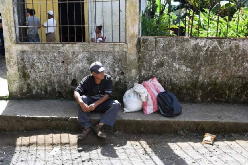 Junto con el volcán de Fuego, también se mantienen activos en Guatemala los volcanes Pacaya, 20 km al sur de la capital, y el Santiaguito, 117 km al oeste, que han aumentado su actividad pero sin entrar en fase eruptiva.