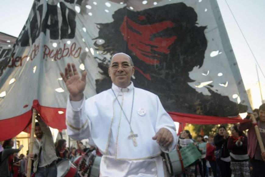 Un hombre caracterizado como el papa Francisco asistió a la marcha contra los femicidios en Argentina.
