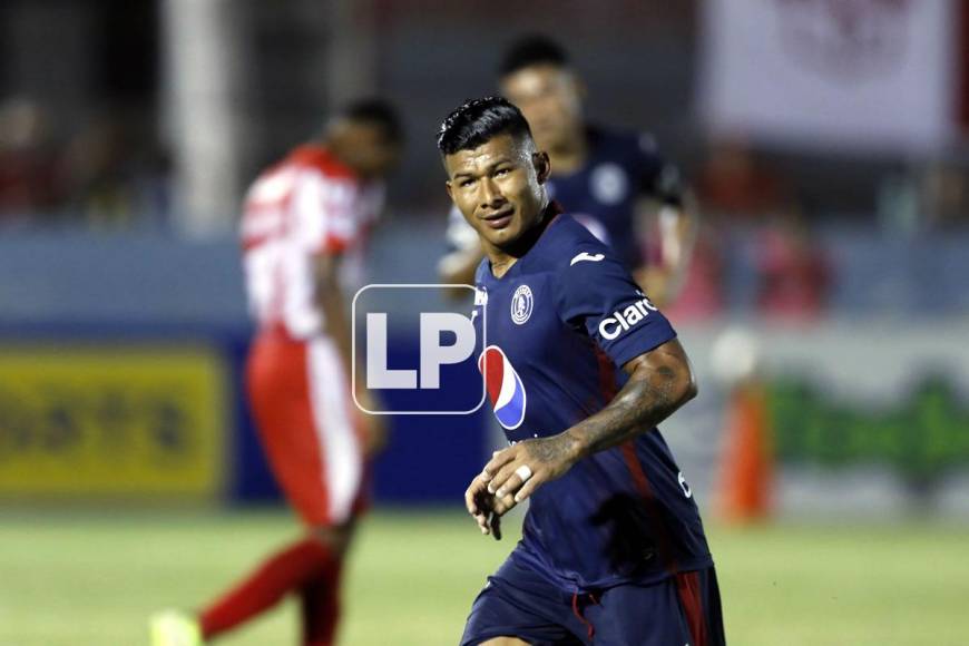 ‘El Chino‘ López corriendo a celebrar su gol que significó el 0-1 del Motagua ante el Vida.