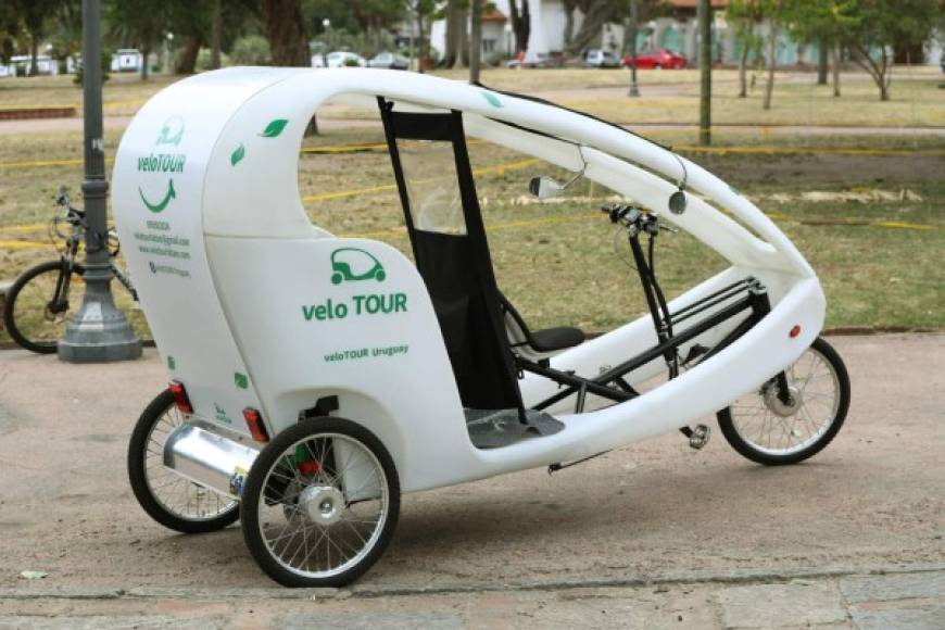 Uruguay. <br/>Amigos del medioambiente. Bicicleta eléctrica de tres ruedas en el Parque Rodó de Montevideo, que fomenta un estilo de vida sano.