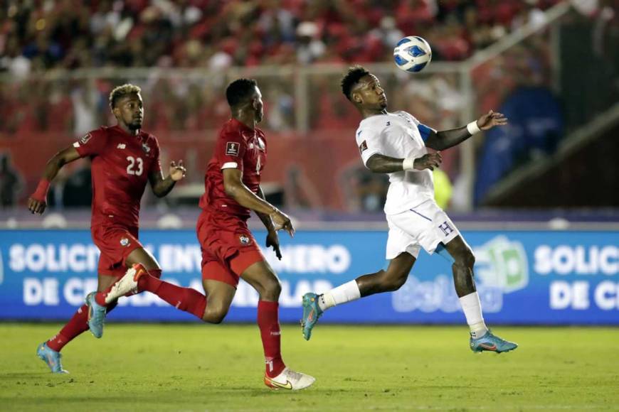 Romell Quioto portó el gatefe de capitán de Honduras. Acá es seguido por los defensas panameños mientras baja el balón con el pecho.