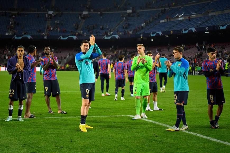 Los jugadores del Barcelona agradecieron el apoyo de los aficionados al final del partido.