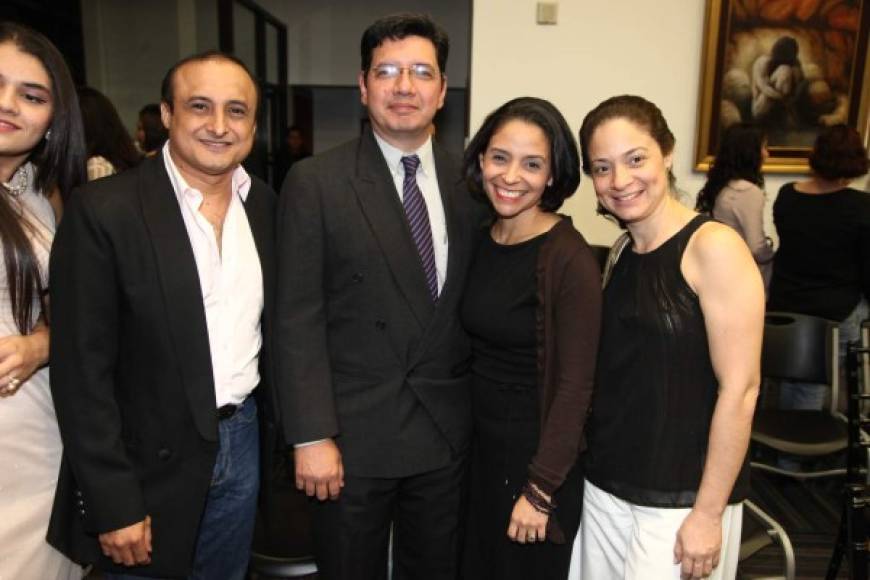 Damario Reyes, José y Ligia Bográn con Marcela Delgado.