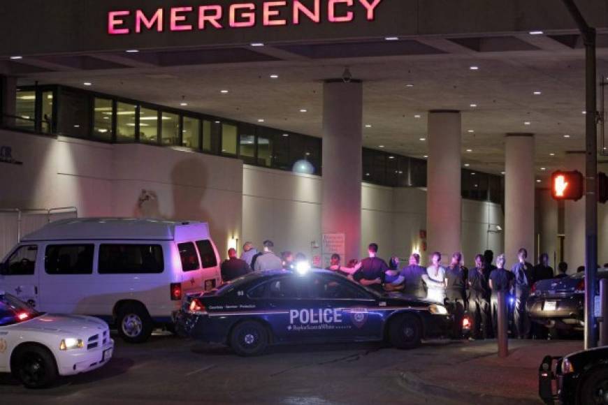 Personal médico en el hospital de Dallas donde fueron internados los agentes heridos, formó una barrera protectora a la entrada del edificio. La imagen del gesto se viralizó en las redes.