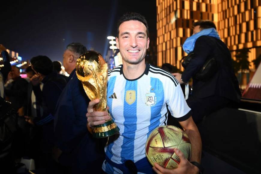 El capitán de ‘La Scaloneta’: Lionel Scaloni posando con la Copa del Mundo. También se llevó un balón de la final del Mundial.
