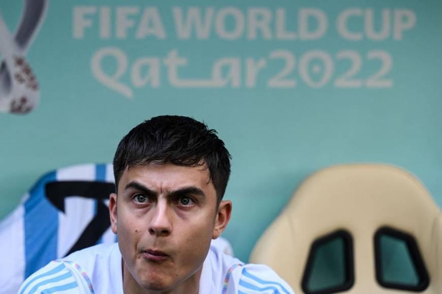 Paulo Dybala en el banco de suplentes de la selección argentina.