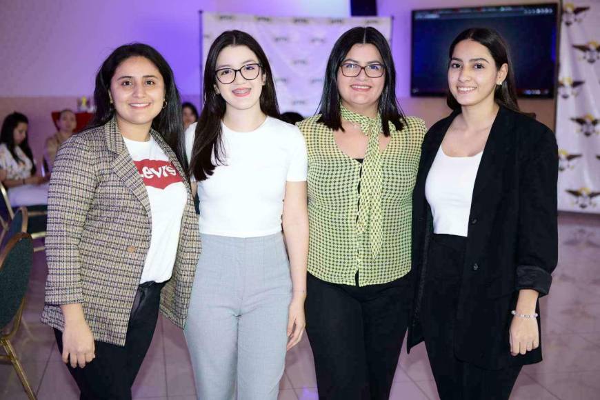 Lesy Ulloa, Sandra Vallecillo, Erika Hernández y Sofía Donaire