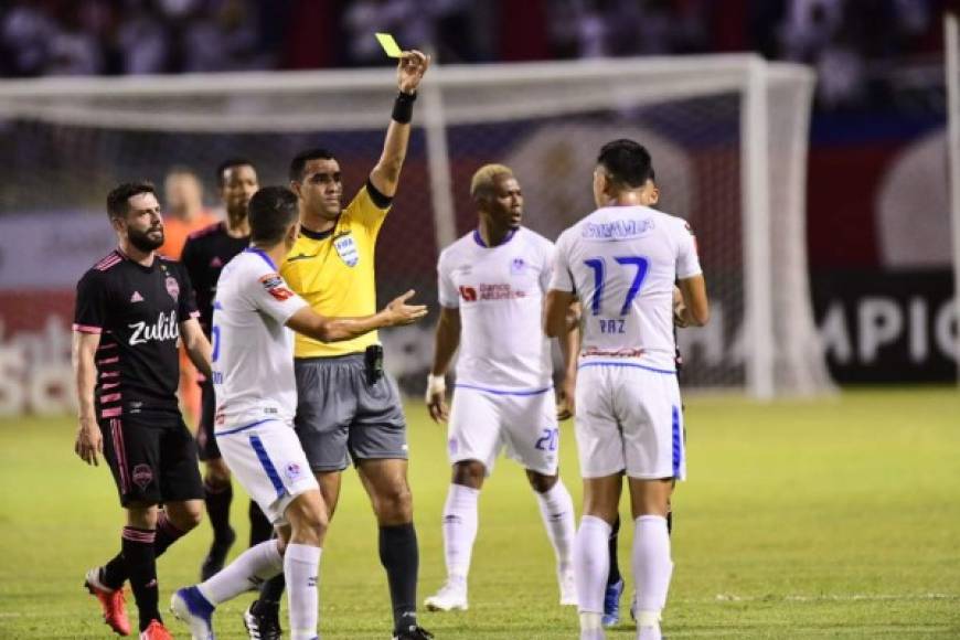 El árbitro costarricense Juan Gabriel Calderón le muestra tarjeta amarilla al olimpista Jonathan Paz.