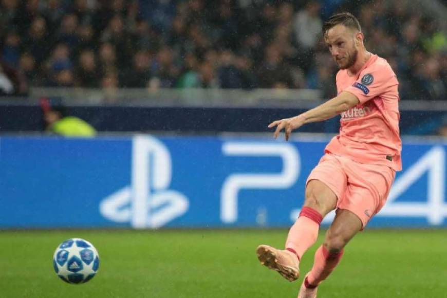 Ivan Rakitic: De acuerdo con el diario Sport, el Inter de Italia busca al volante croata y podría ficharlo ya que en el FC Barcelona planean venderlo.