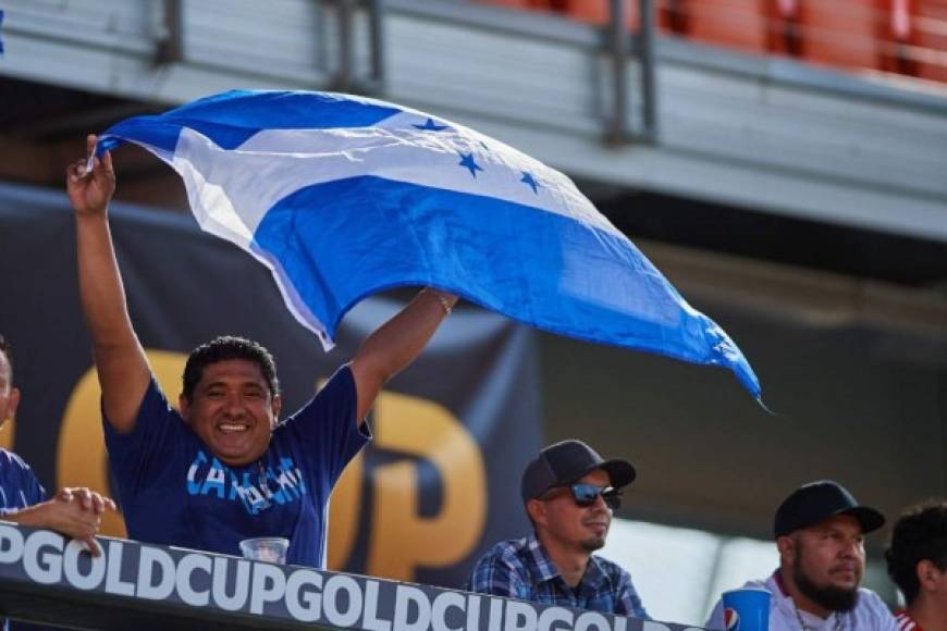 La bandera de Honduras flameó en el BBVA Compass Stadium de Houston.