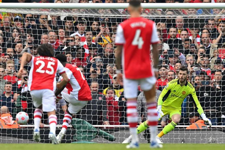 Bukayo Saka de penal puso el 2-0 del Arsenal en el minuto 32. Su disparo engañó a David De Gea.