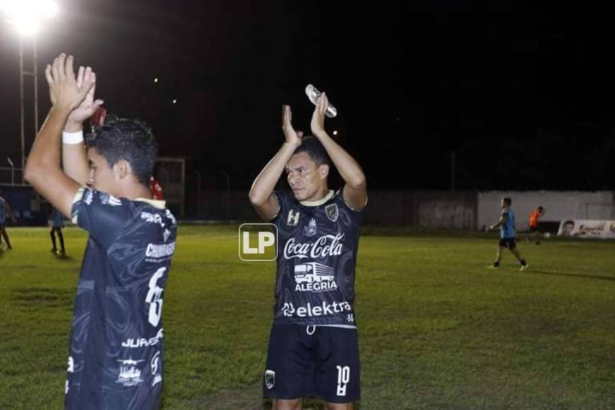 ‘Rambo‘ de León saludando a los aficionados en el estadio Argelio Sabillón de Santa Bárabara y quienes lo ovacionaron con aplausos cuando salió de cambio.