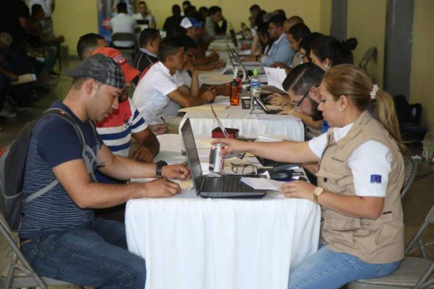 “Los hondureños que pueden participar son los mayores de 21 años, no deben tener antecedentes penales, migratorios o policiales, con buenas condiciones físicas, y con experiencia comprobable del área a la que esta solicitando”, explicó.