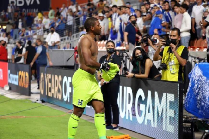 'Buba' López tuvo un bello gesto al final del partido. Regaló su camiseta a un aficionado hondureño en el BBVA Compass.