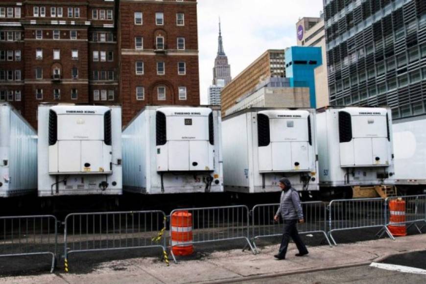Escalofriantes imágenes muestran camiones con más de 600 muertos por covid 19 en Nueva York