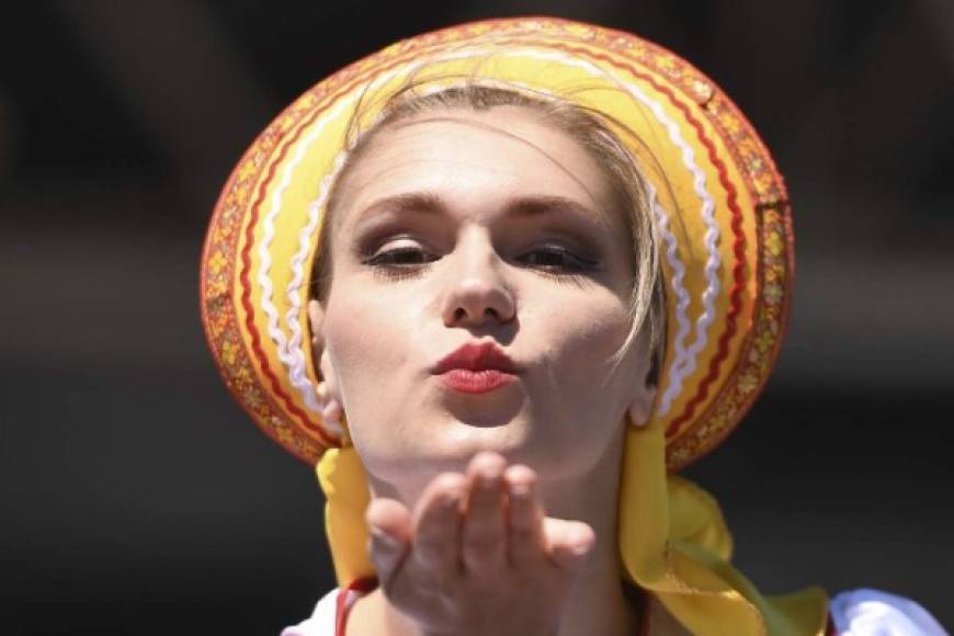 A performer on stilts and dressed in a Danish traditional dress blows a kiss outside the stadium ahead of the Russia 2018 World Cup Group C football match between Denmark and Australia at the Samara Arena in Samara on June 21, 2018. / AFP PHOTO / EMMANUEL DUNAND / RESTRICTED TO EDITORIAL USE - NO MOBILE PUSH ALERTS/DOWNLOADS