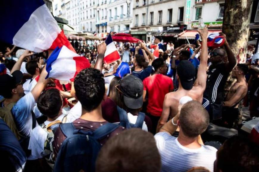 Las calles y avenidas del centro de París lucieron abarrotadas de fanáticos.