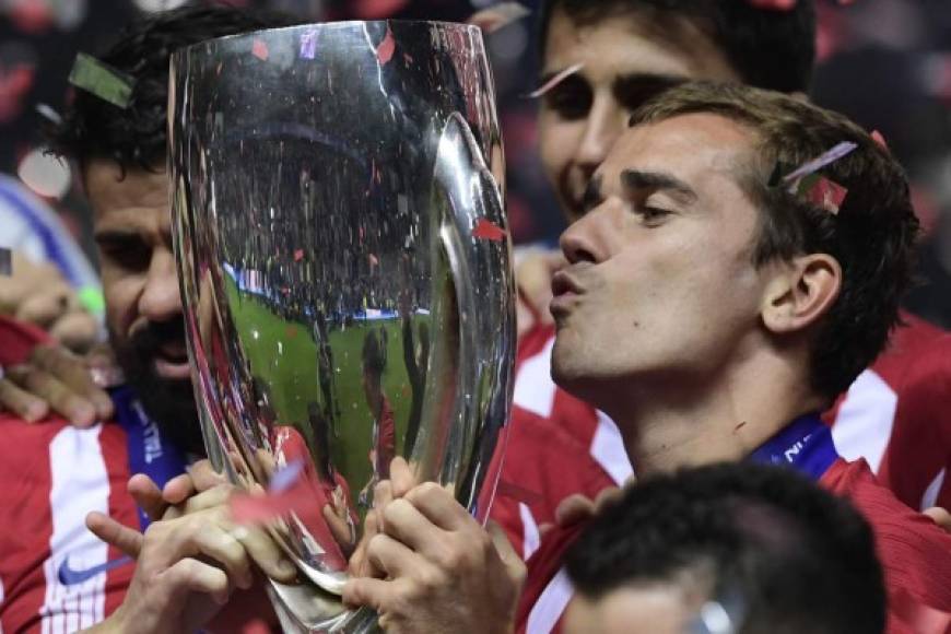 Antoine Griezmann besa el trofeo de la Supercopa de Europa.