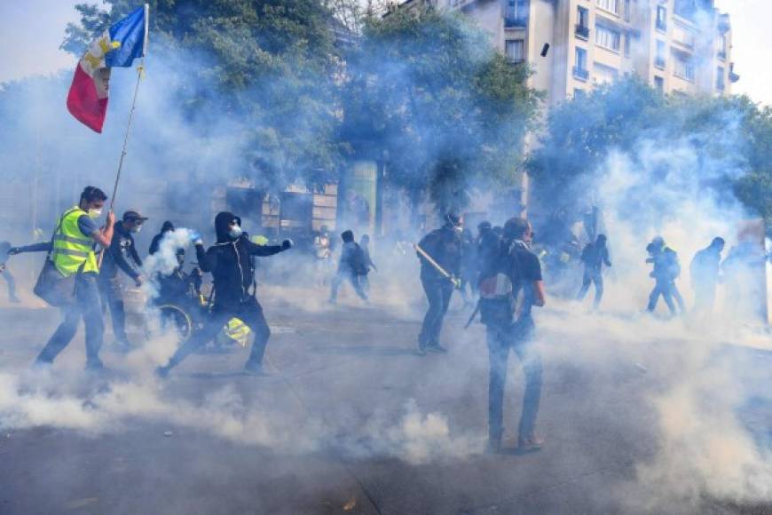 Los manifestantes desafiaron los gases lacrimógenos que les lanzó la policía.