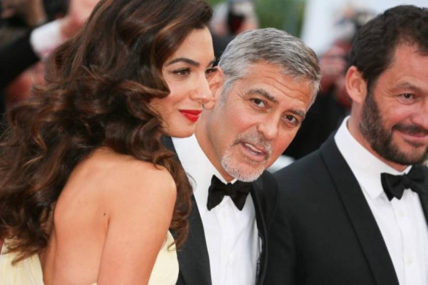 Amal Clooney también pisó la alfombra roja acompañando a su marido George Clooney. Llevó la melena suelta, volcada sobre uno de sus hombros, con grandes rizos de medios a puntas. En el maquillaje, quiso dar intensidad a sus labios, en un intenso rouge.