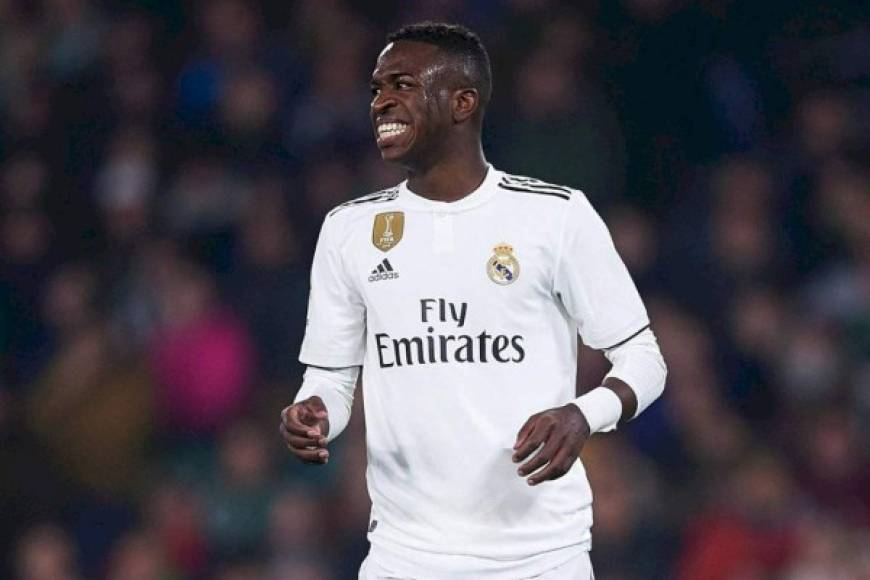 El diario 'Sport' revela que el PSG estaría interesado en hacerse con los servicios de Vinicius Jr al cual podrían utilizar para bajar el precio de Mbappé. El PSG considera que si tiene que perder a sus dos mayores estrellas en los próximos años, el jugador que debería llegar para cubrir su hueco debería ser Vinicius ya que es un futbolista joven, con muchísimo futuro por delante y que en este tiempo se ha podido hacer con un puesto en el todopoderoso Real Madrid.