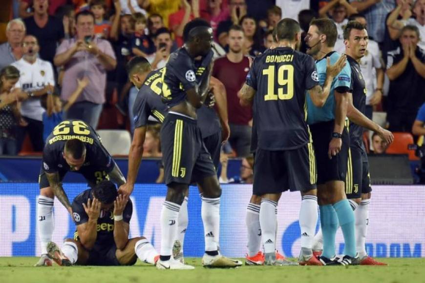 La rabieta de Cristiano Ronaldo, tirado en el césped y siendo animado por sus compañeros de la Juventus.