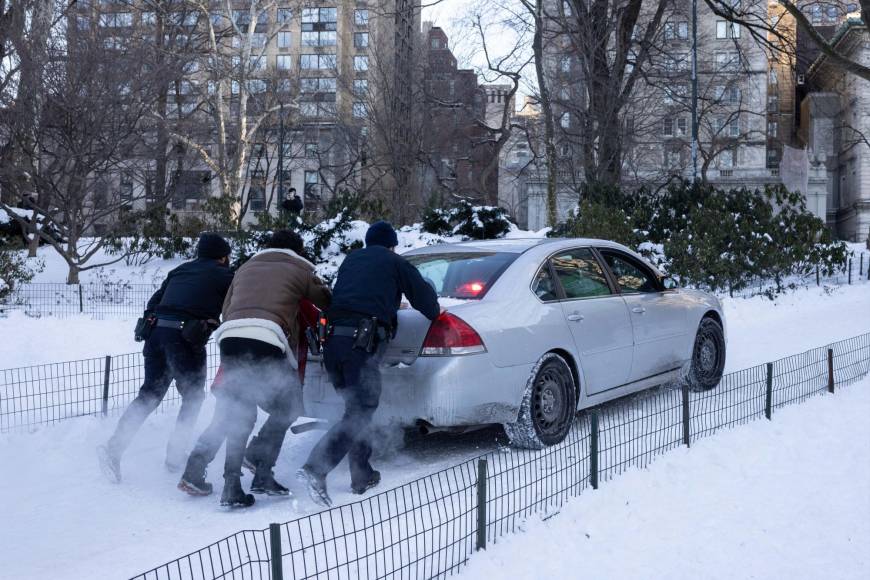 El Servicio Meteorológico Nacional (NWS) advirtió que las fuertes nevadas y lluvias afectarán en “enorme y gran escala” las regiones central, oriental y del sur de Estados Unidos en los próximos días.