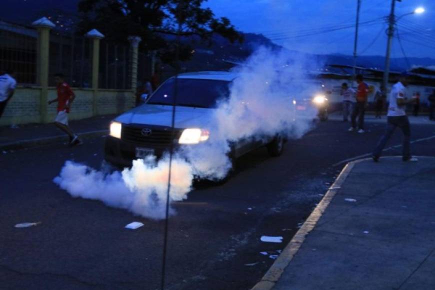 "La Policía lanzó bombas de gas lacrimógeno al final del partido."