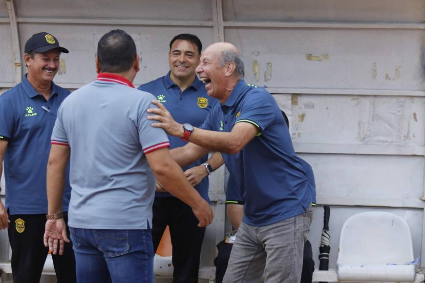 La alegría de Miguel Falero, entrenador del Real España, charlando con Jhon Jairo López, su colega de la Real Sociedad, antes del inicio del partido.
