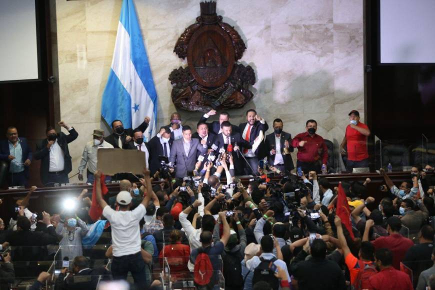 La junta directiva provisional del Parlamento de Honduras fue electa este viernes en medio de una polémica porque 20 diputados del Partido Libertad y Refundación (Libre, izquierda) se opusieron a que el titular fuera Luis Redondo, propuesto por la presidenta electa del país, Xiomara Castro.