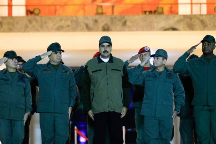 'Máxima moral para desarmar a cualquier traidor, a cualquier golpista', dijo Maduro a los militares y les pidió nuevamente apegarse a la consigna 'leales siempre, traidores nunca'.<br/>