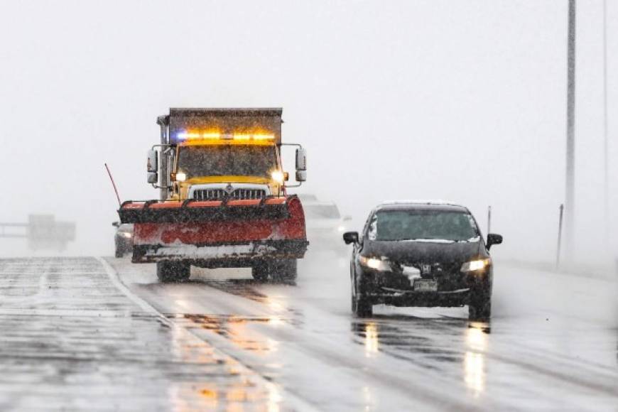 Las autoridades advirtieron que las autopistas están congeladas y pidieron precaución para quienes las transitan.