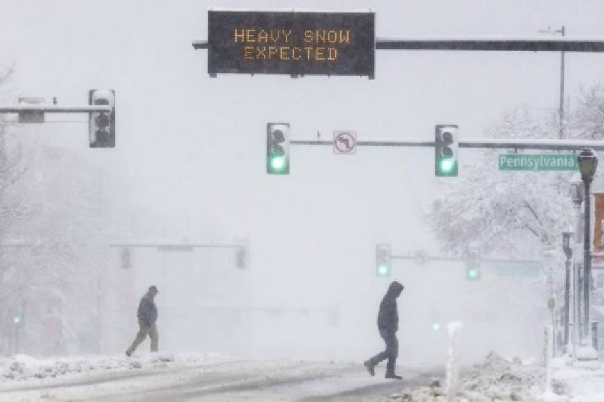 Colorado y otros estados del oeste de Estados Unidos enfrentan una de las tormentas invernales más grandes en la historia reciente que afecta ya a más de 38 millones de personas, informaron medios locales.