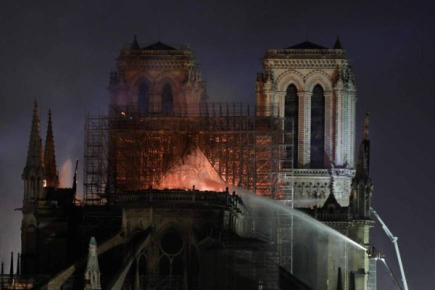 Los bomberos lograron extinguir el fuego en la torre norte, que temían que colapsara ante la presión del agua.