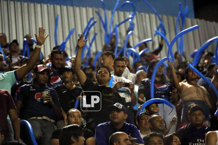 Aficionados del Motagua alentaron a su equipo en el Clásico contra el Olimpia.