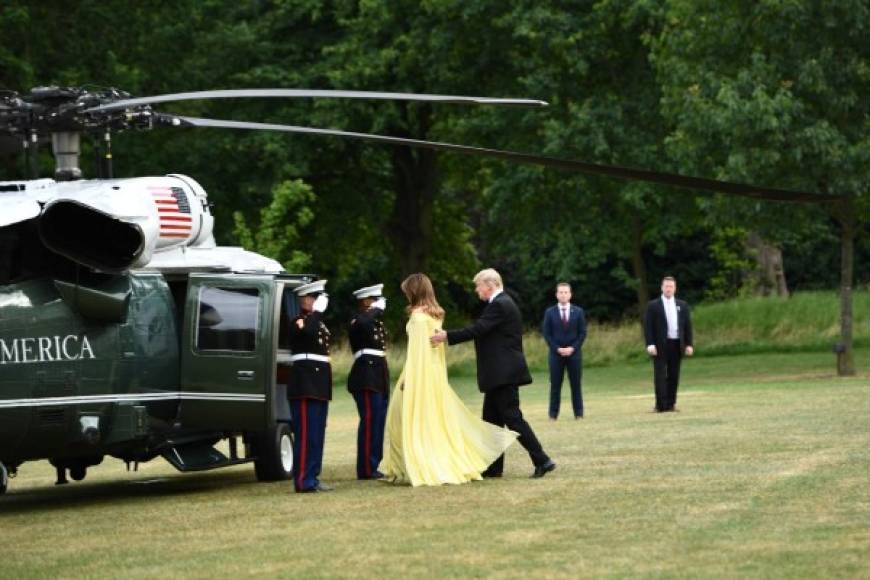 La presencia de Melania engalanó la primera visita oficial de Trump a este país, y es que su glamour figuró en las portadas de diferentes diarios mundiales.