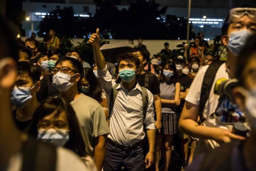 A pesar de que la jefa del Gobierno local, Carrie Lam, dio por 'muerto' el proyecto a principios de mes, los manifestantes no se dieron por satisfechos y han seguido inundando las calles de la ciudad durante los últimos ocho fines de semana.