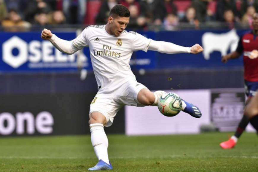 La primera temporada de Luka Jovic en el Real Madrid ha sido negativa para el delantero serbio. El exjugador del Eintratch no ha podido demostrar su capacidad goleadora y sus numerosas lesiones tampoco le han ayudado. Así que tanto el club blanco como el jugador va a explorar otras opciones de cara al futuro.<br/><br/>Y la más cercana ahora mismo es la de una cesión al AC Milan. De hecho, según cuentan en Italia, el representante de Jovic se va a reunir hoy con los dirigentes milanistas para intentar llegar a un acuerdo. La idea es cerrar una cesión por dos años con una opción de compra para el Milan. El salario del jugador serbio (5 millones de euros) es uno de los impedimentos para cerrar la operación.