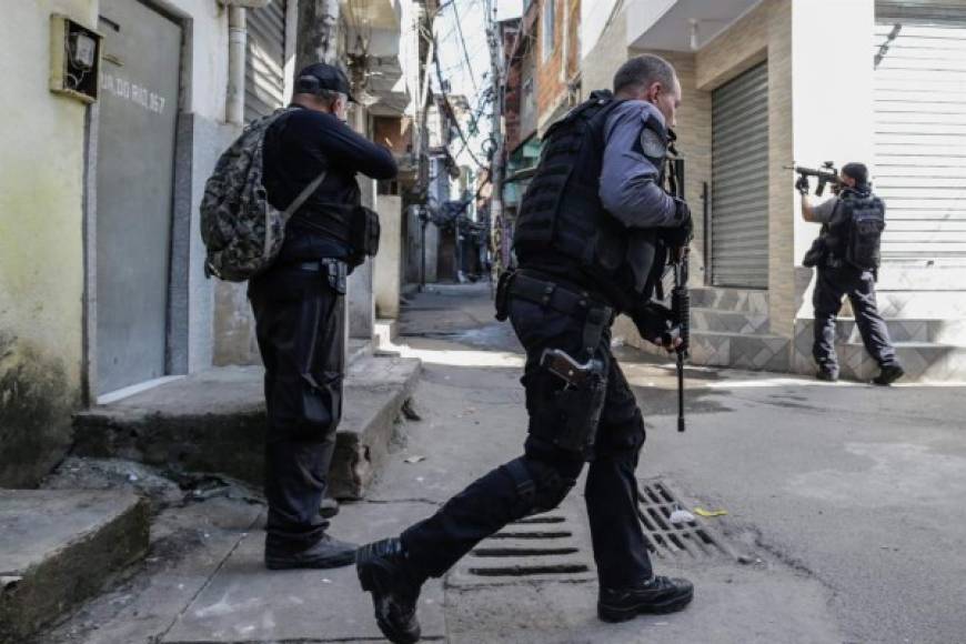 Los enfrentamientos entre bandas de narcotraficantes rivales, así como entre estas y milicianos (paramilitares) y policías, son habituales en varias de las favelas de Río de Janeiro, una de las ciudades más castigadas por el narcotráfico en Brasil.