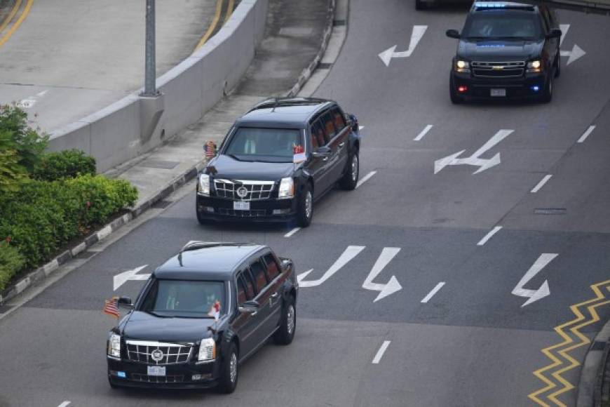 El Cadillac One que siempre está resguardado por una caravana de seguridad, está equipado con armas de alto calibre en caso de tener que responder a un ataque y lleva contenedores con el tipo de sangre del presidente por si se presenta una emergencia.