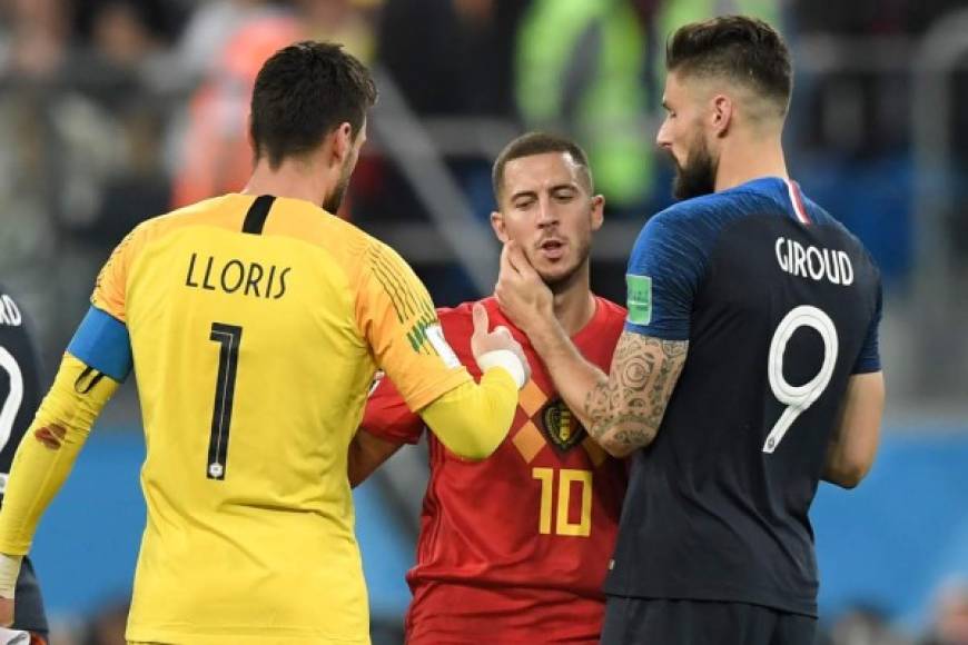 Hugo Lloris y Giroud fueron a consolar a Eden Hazard tras el pitazo final.<br/>