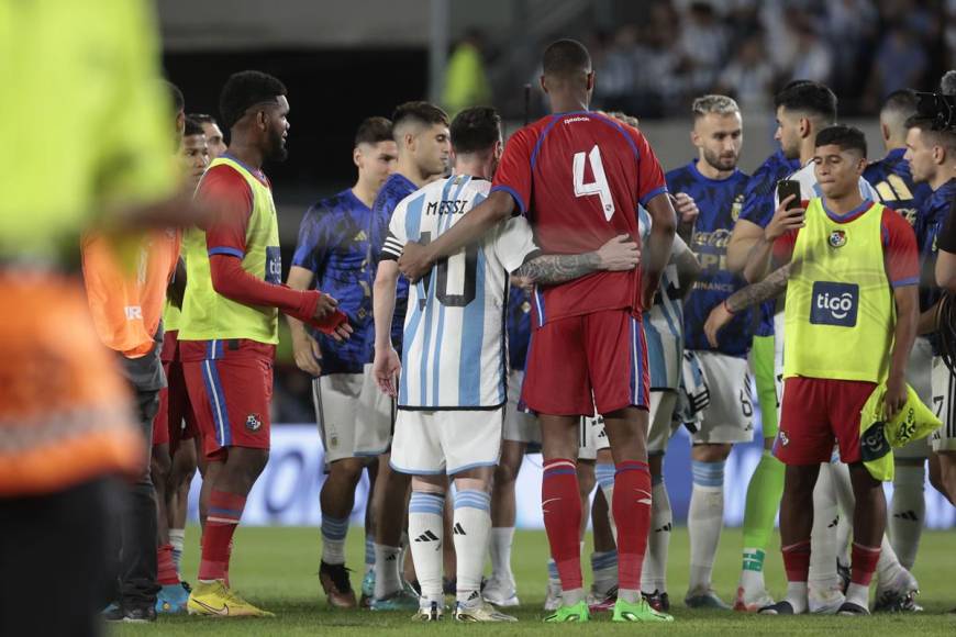 Lionel Messi también posó para una foto con el panameño Edgardo Fariñade.