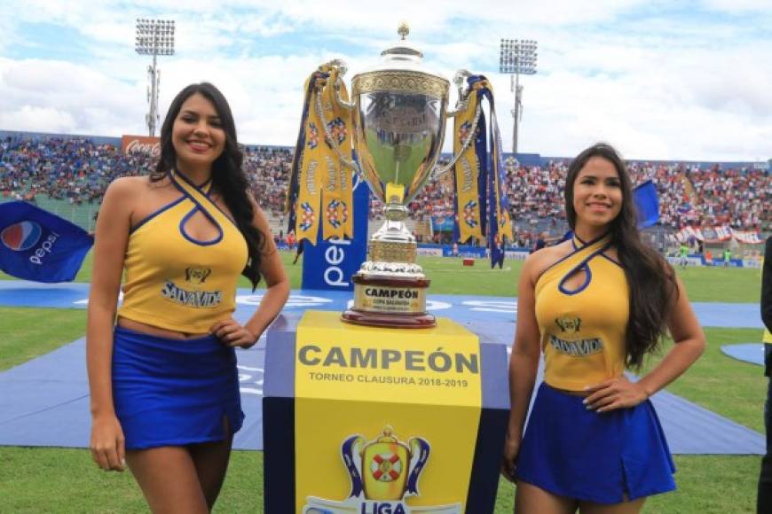 Las dos hermosas chicas que custodian el trofeo que se llevará el campeón del Torneo Clausura 2019.