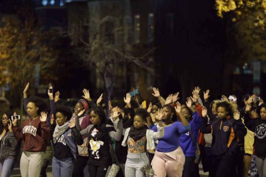 Centenares de personas, mayormente afroamericanos, se desplazaron a Ferguson para escuchar el fallo en directo.