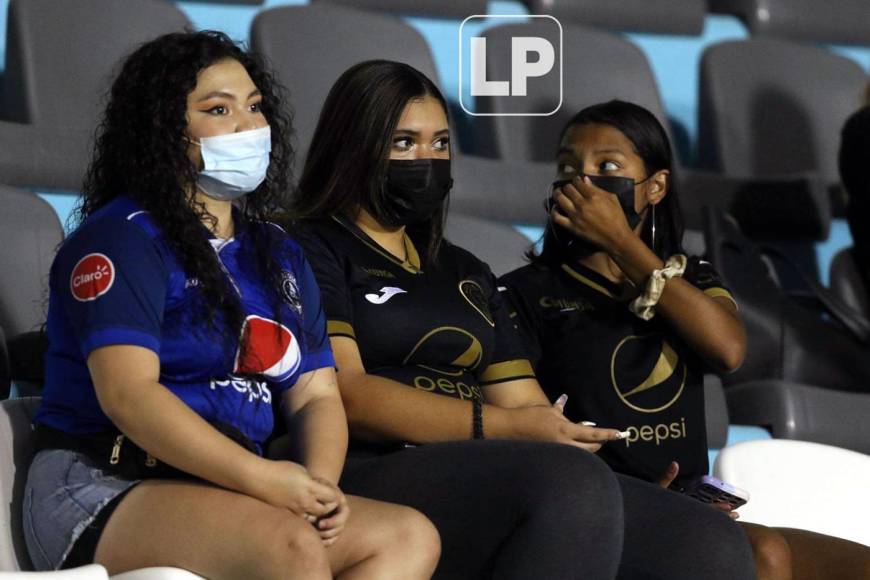 Ellas llegaron bien identificadas con la camiseta del Motagua para el partido ante Honduras Progreso.