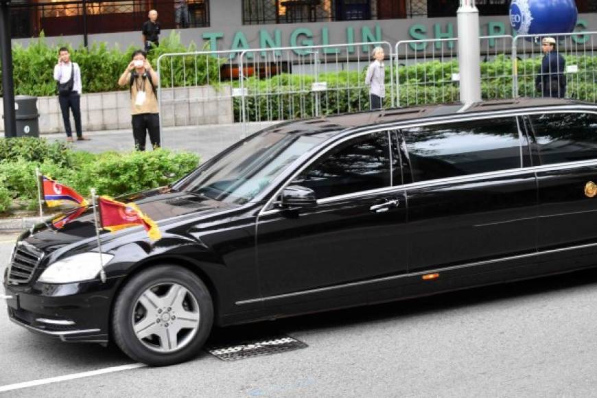 El auto de Kim tiene 20 pies de longitud y cuenta con un blindaje que aumenta su peso hasta cuatro toneladas. Tan solo cada puerta pesa hasta 330 libras.