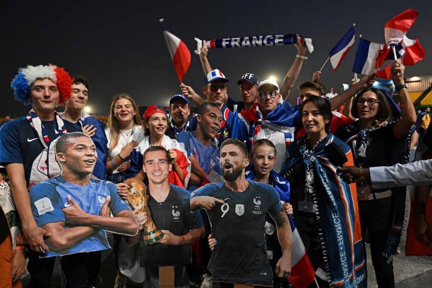 Cientos de aficionados franceses llegaron al estadio 974 para apoyar a su selección ante Dinamarca.